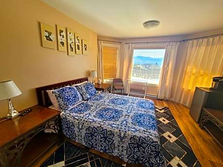 Luxury Queen Room with Private Bathroom