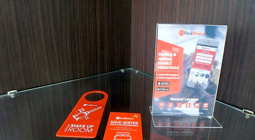 RedDoorz near Millenium Waterpark Palu