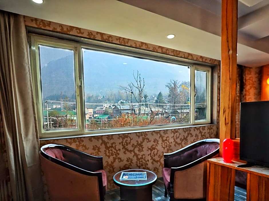 Hotel The Montreal Near by Dal Lake