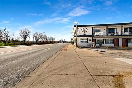 Broadway Inn