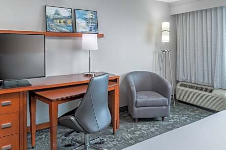 Queen Room with Two Queen Beds and Adapted Tub - Mobility Accessible