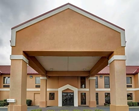 Quality Inn & Suites Pine Bluff AR