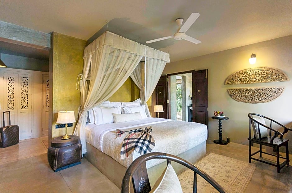 Photo 1 of 4 of Deluxe 1 King Bed, Lake View