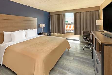 King Room with Roll-in Shower - Mobility Access/Non-Smoking