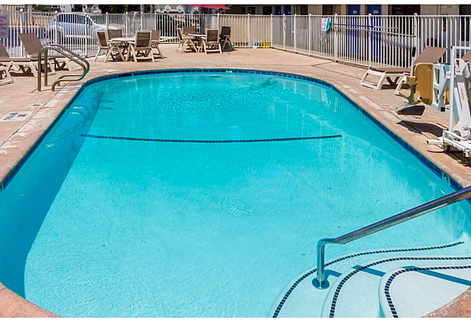 Motel 6-Bakersfield, CA - Convention Center