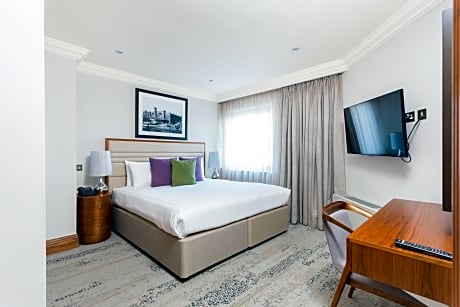 Luxury Three-Bedroom Apartment