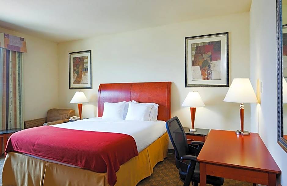 Holiday Inn Express Hotel and Suites Fairfield-North By IHG