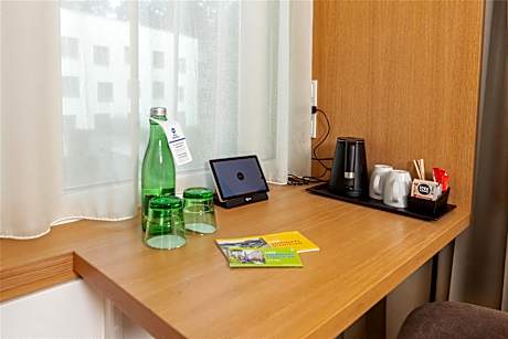 2 Single Beds Standard Room Flat Screen Television Desk Safe Free W-Lan Air-Conditioned