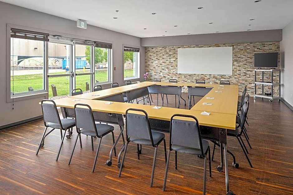 Home Inn & Suites Regina Airport