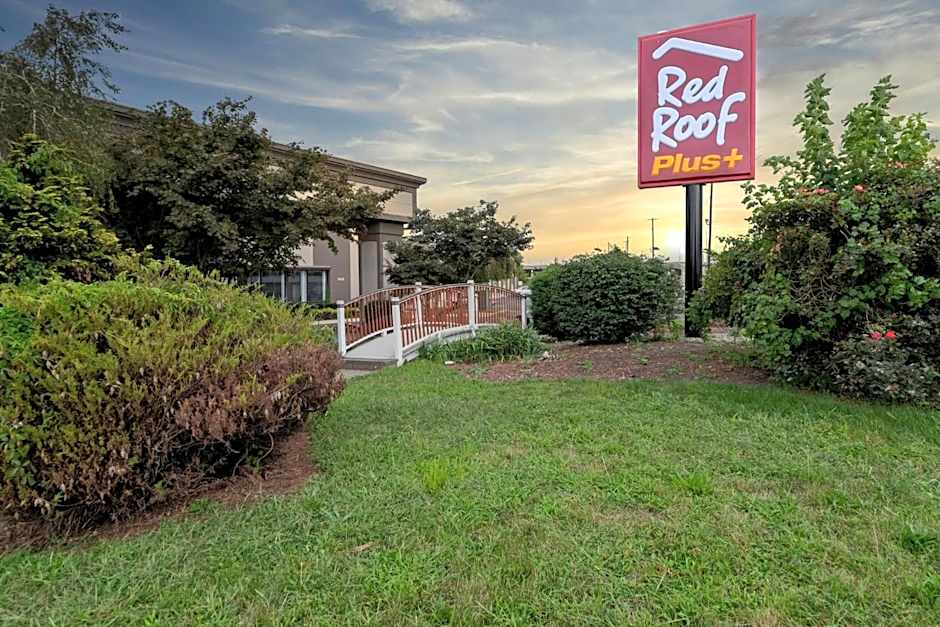 Red Roof PLUS+ Woodbridge - Carteret