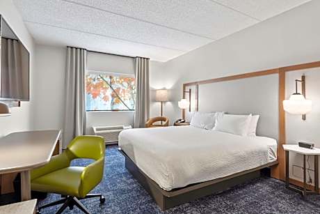 King Room with Roll-In Shower - Mobility Accessible