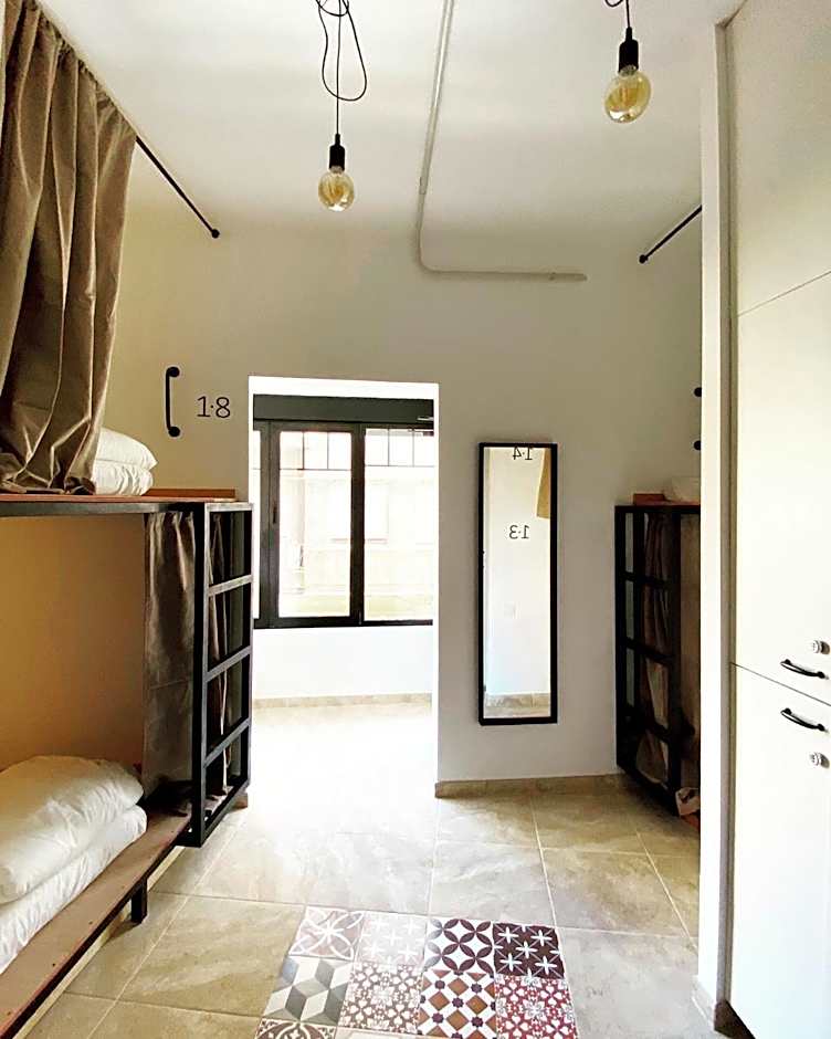Hostel Numero Trece - Private Capsule Deds - Albergue Juvenil - FREE towels, coffee & tea, remote check-in