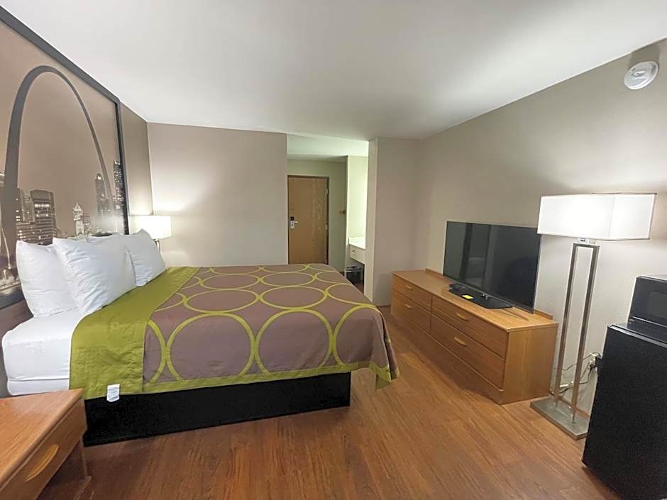 Super 8 by Wyndham Eureka/Six Flags Nearby