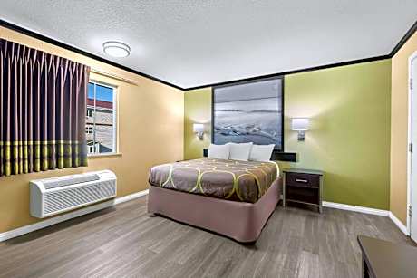 Queen Room - Non-Smoking