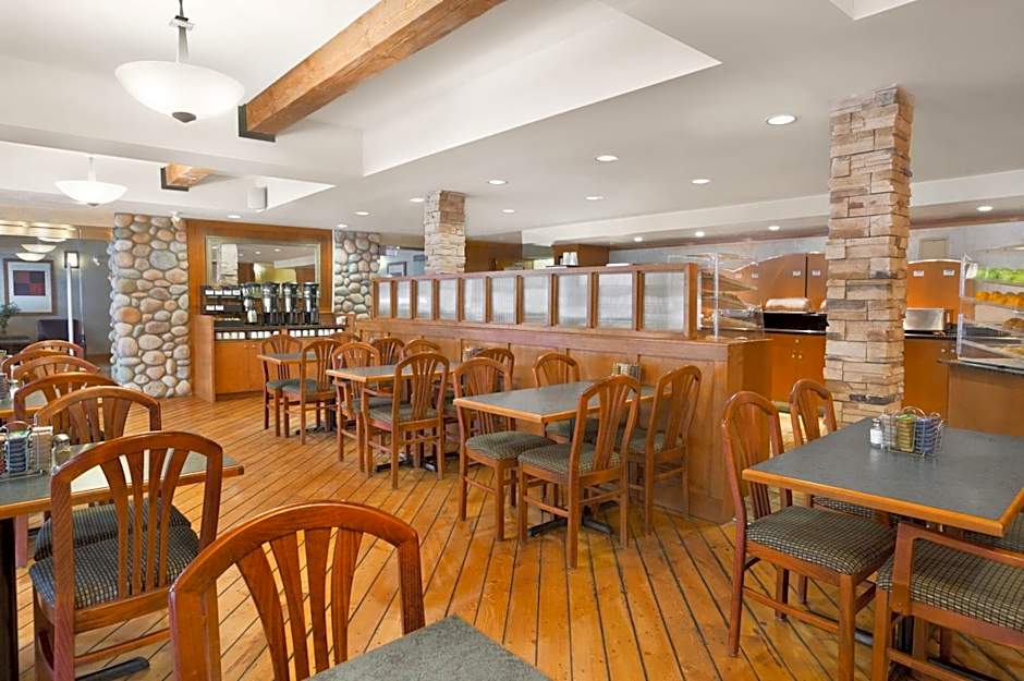 Canmore Inn & Suites