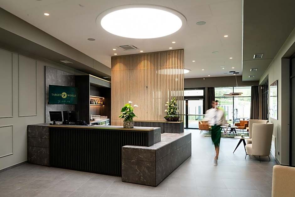 TARGET WORLD Hunter's Lodge