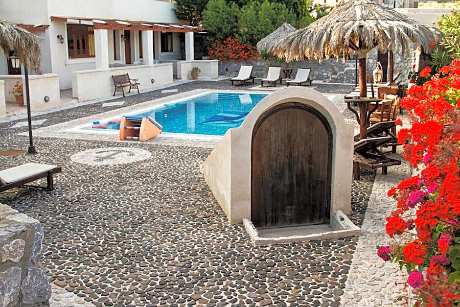 Birds Villa Apartments with Heated Pool - Including Car and Breakfast