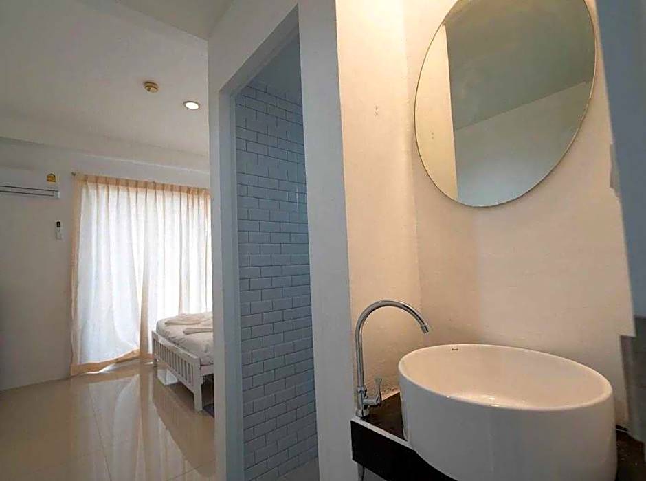 RQ Bangkok Sukhumvit 50 by Collection O