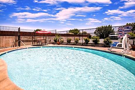 Days Inn & Suites by Wyndham Antioch