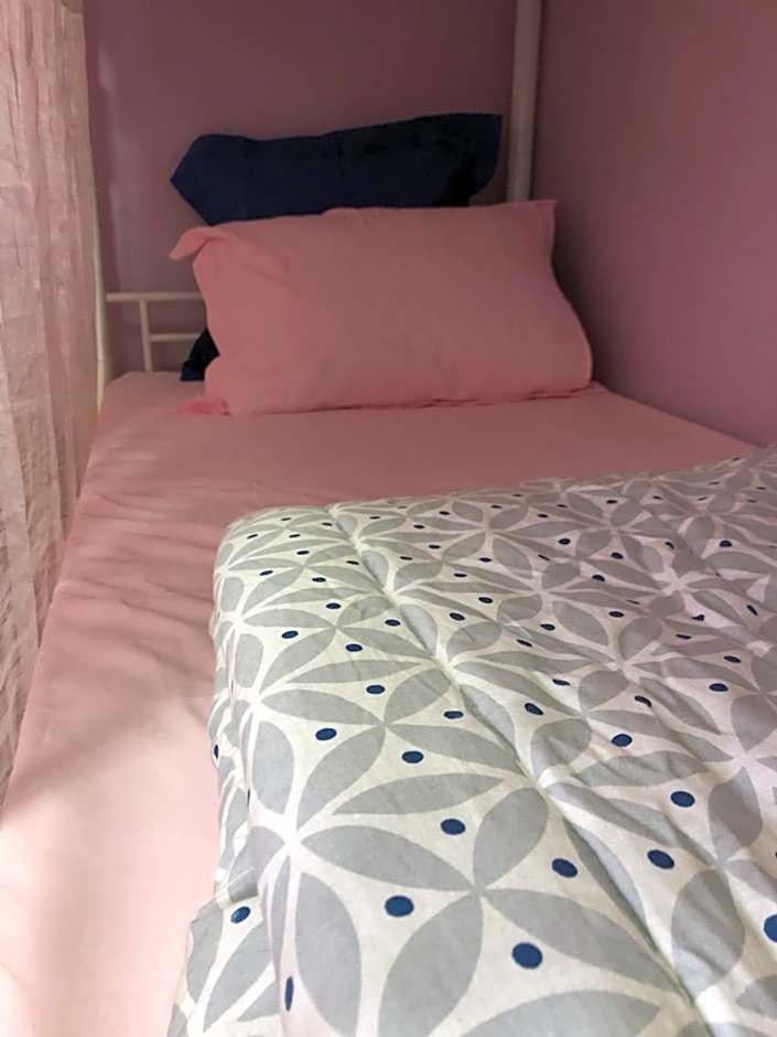 Female-Dortoir Femme -Dorm Shared Room Paris