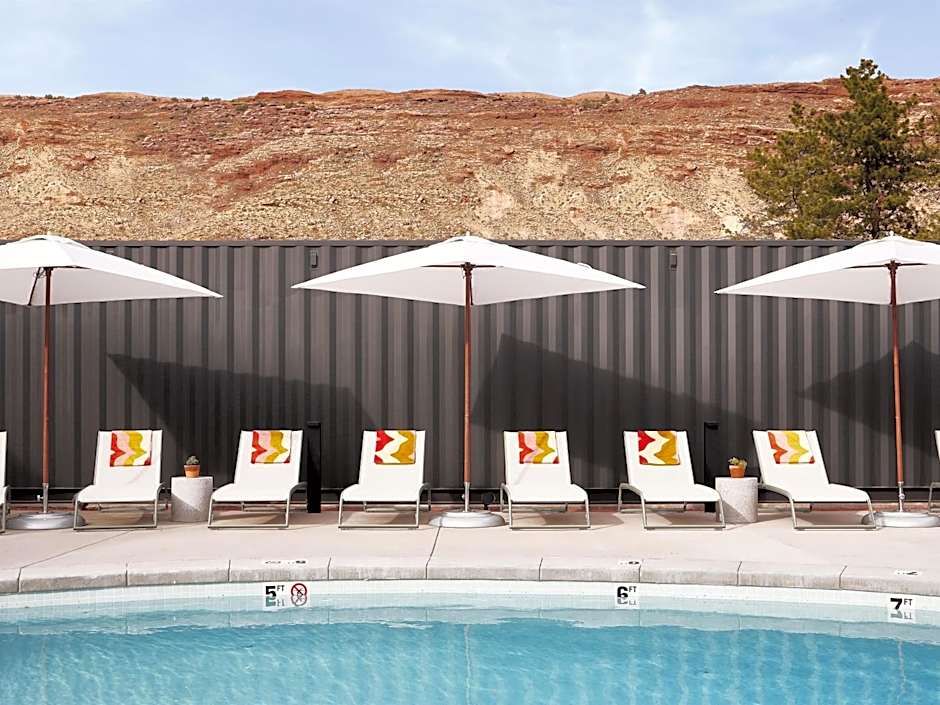 Slackline Moab, Outset Collection by Hilton