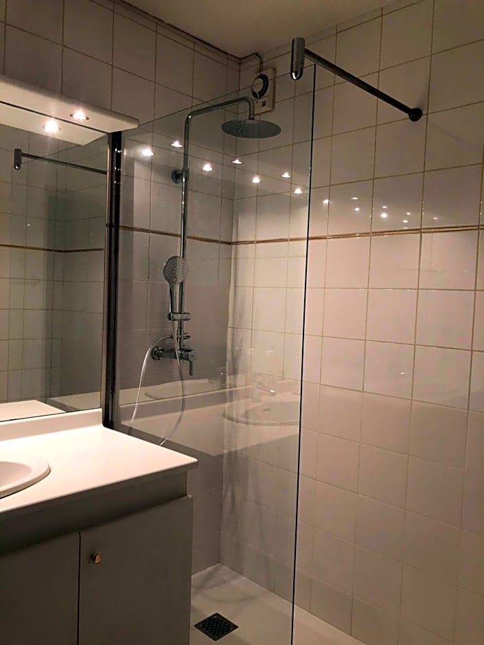 Villa C3 Arthur Rimbaub chambre d¿hôte piscine proche mer plage 600m