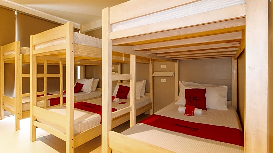 RedDooorz @ Laiya Vivo Hotel Batangas