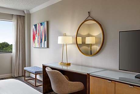 King Room - Mobility Access/Roll in Shower - Non-Smoking