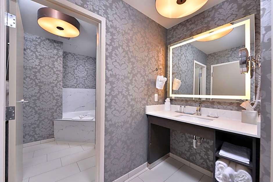 DoubleTree by Hilton Hotel Utica