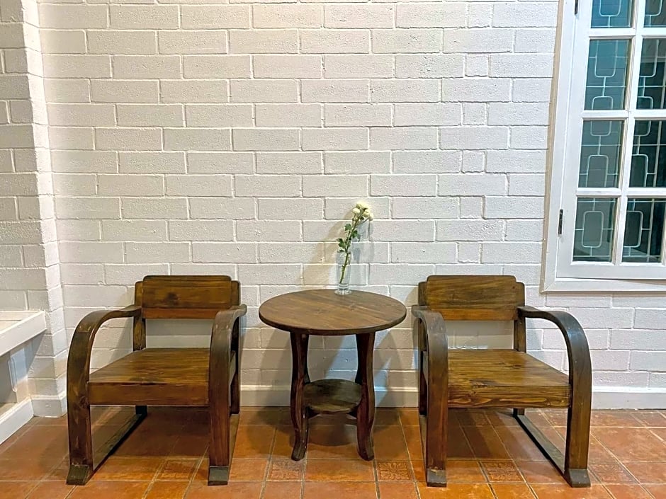 Whitehouse cafe&Guesthouse