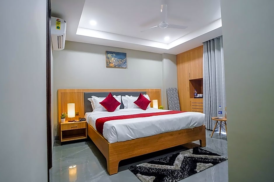 Saltstayz Select - Golf Course Road & Sector 57