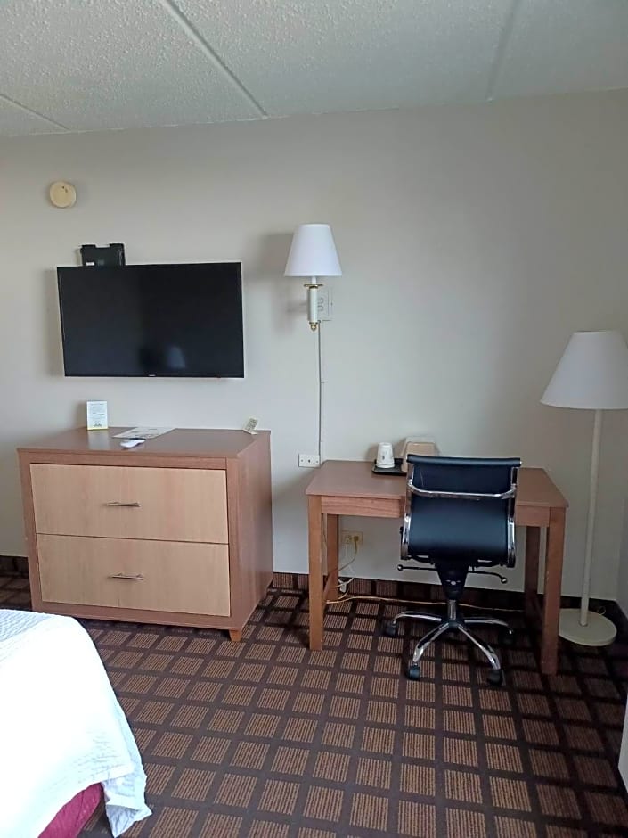 Days Inn & Suites by Wyndham Laredo