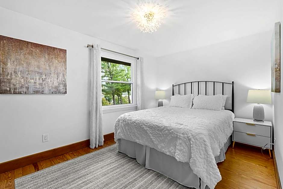 Canandaigua Lake Retreat with view and private beach access, foliage, hike, and Ski
