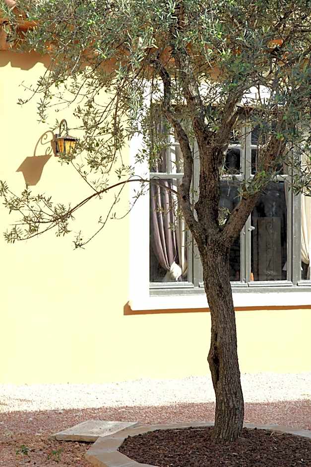 Logis Hotel Le Clos Des Oliviers