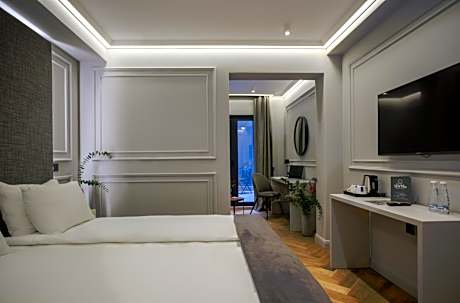 Deluxe Suite with English Yard (-1 level)