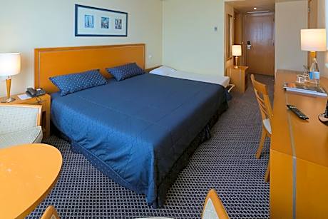 Family Room (2 Adults + 1 Child)