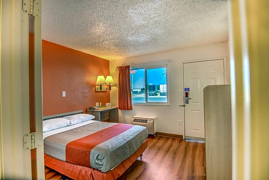 Motel 6-Stockton, CA - Charter Way West