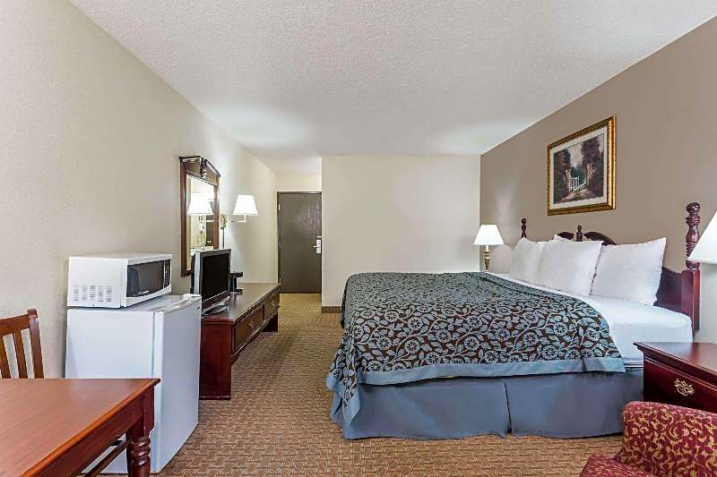 Days Inn & Suites by Wyndham Kaukauna WI