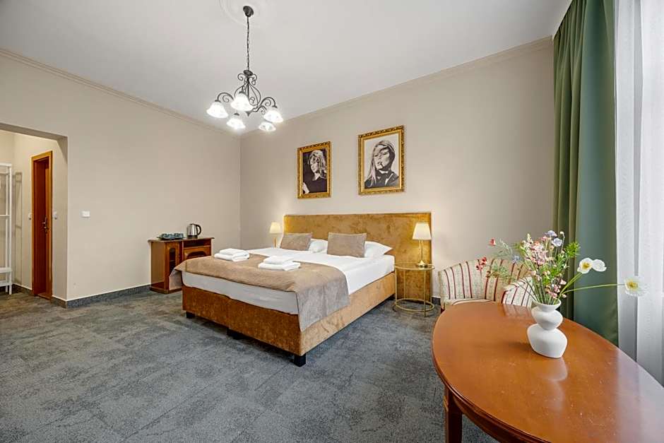 Hotel Reverie - Dependance, Check-in at Metropolitan Star