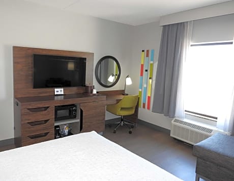 King Room with Accessible Tub - Mobility and Hearing Access/Non-Smoking