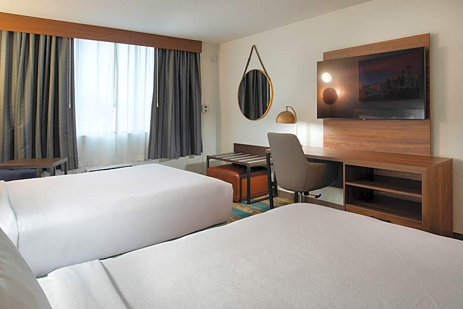 La Quinta Inn & Suites by Wyndham Seattle Sea-Tac Airport