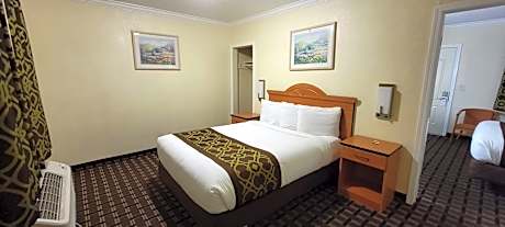 Deluxe King and Queen Suite with Kitchenette - Non Smoking