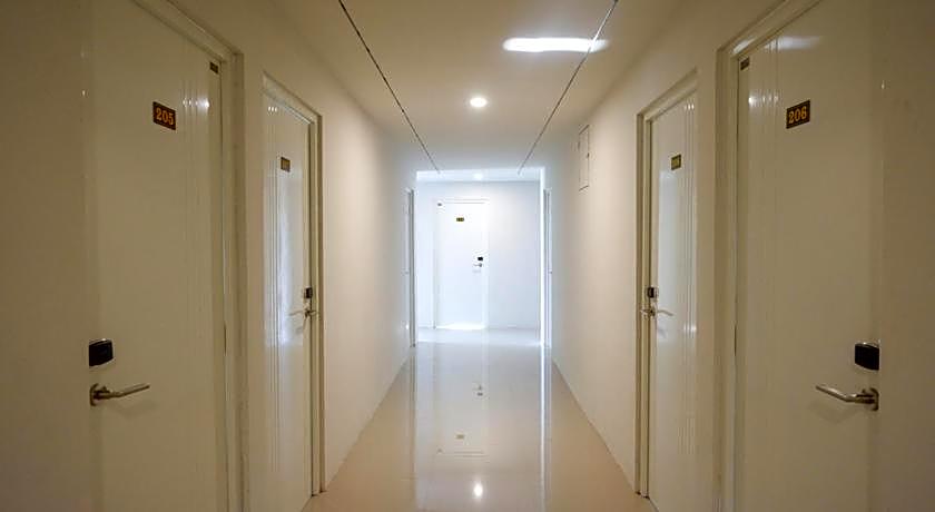 RedDoorz Plus near Solo Baru