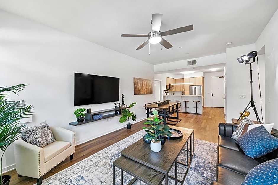Beverly Grove Chic City Oasis 2 BR Apt with Den 138