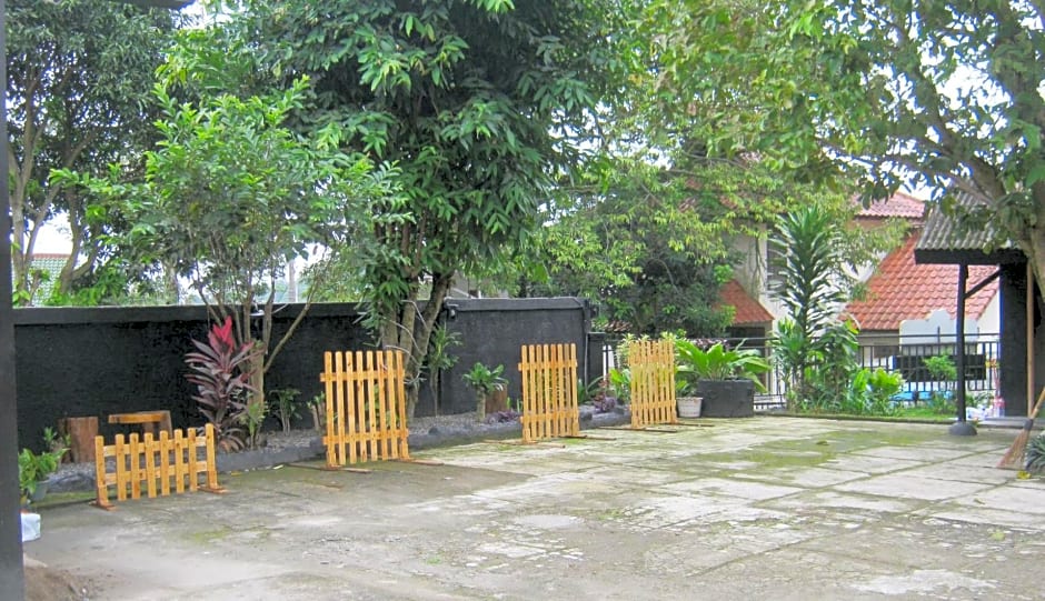 Aqilakost n Cafe Gadog Puncak