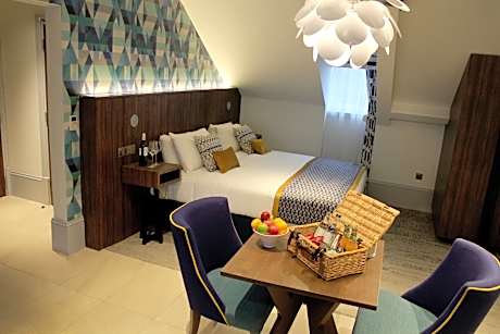 King Studio with Sofa Bed