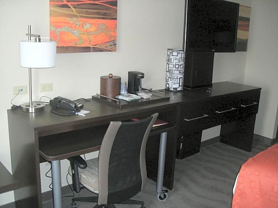 Holiday Inn Express Northwest Maize By IHG