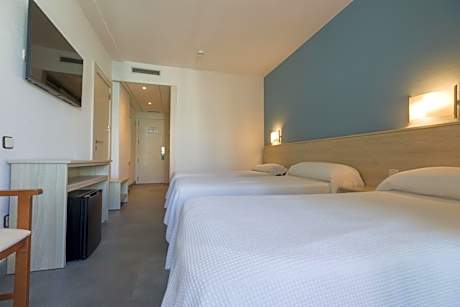 Standard with lateral pool view 4* (3 adults)