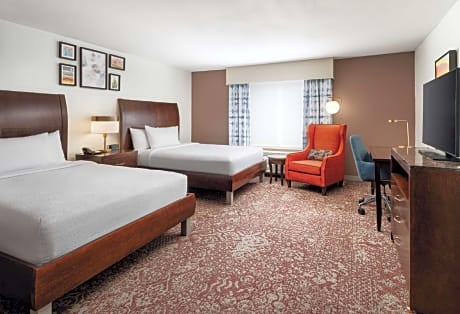 2 Queen Mobility/Hearing Accessible W/Bathtub