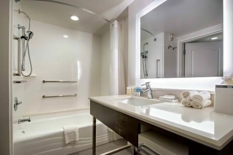 2 Queens Mobility/Hearing Access Tub Nosmoke